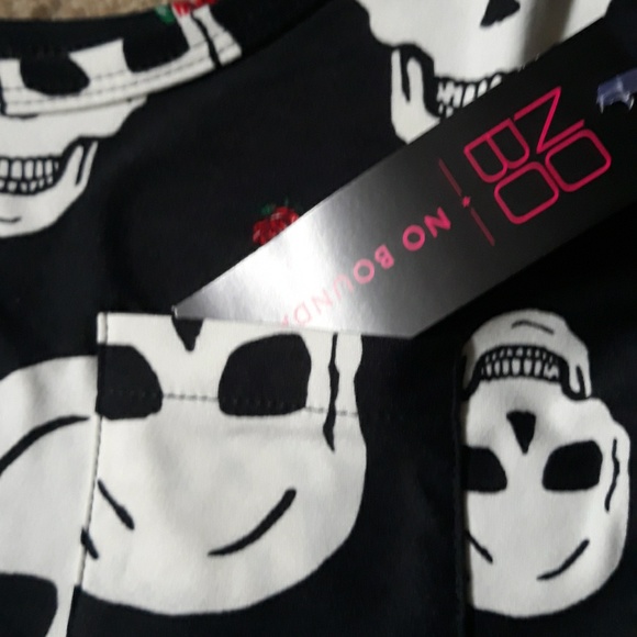 Skull Pocket Scoop Tee - Picture 4 of 6